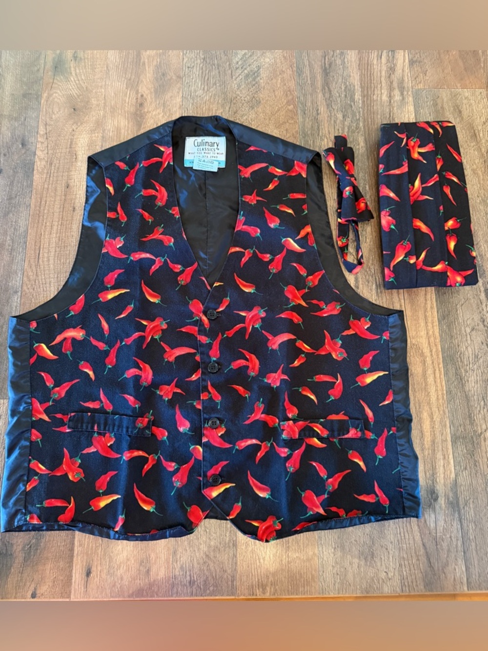 Vest Red Peppers Chile 3-Piece set Bowtie Cummerbund Sz Medium